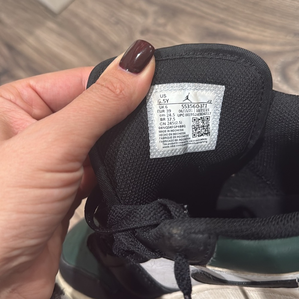 Nike - Picture 3 of 5